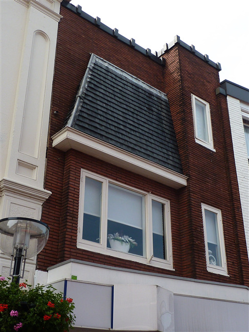 Bovenwoning, gezien vanuit Grootestraat.
              <br/>
              Rieks Witte, juli 2014